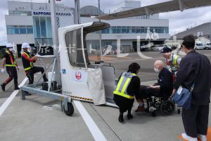 【介護旅行】車いすの方が飛行機で旅行するのってどうすればいいの？【How-to】